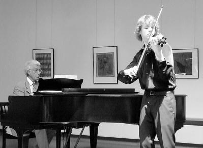 Udo-Rainer Follert am Klavier und der junge Geiger Albrecht Menze